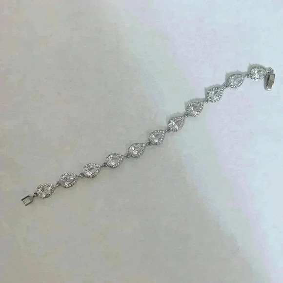 Pear shape cubic zirconia bracelet with halo mounting. - Picture 5 of 5